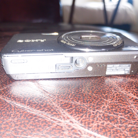 Sony Cyber-Shot DSC-W570 16.1 MP Digital Still Camera with Carl Zeiss Vario-Tess - Picture 3 of 12